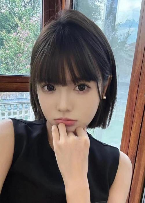 钟意更剧短发齐刘海女生_百搭减龄，时尚必备！