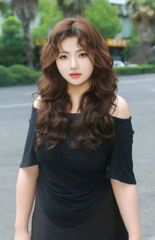 显气质的大波浪卷发_40岁优雅气质，减龄时尚淑女风