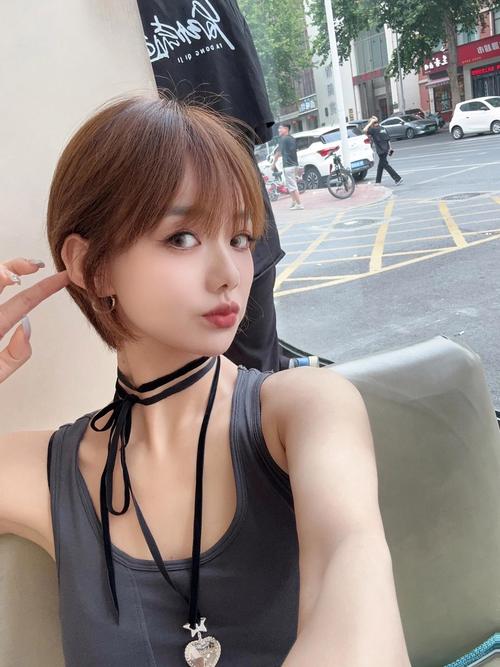 一位微胖美女齐耳短发_微胖女生齐耳短发，时尚气质又显瘦