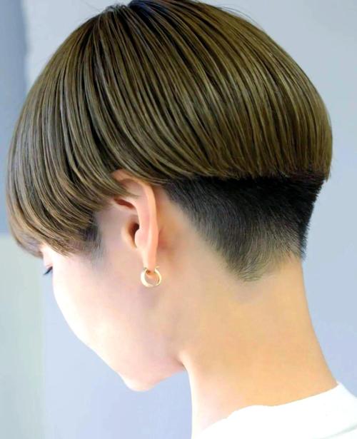 剃边短发女_时尚剃边短发，利落又个性，轻松展现自信美！