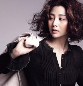 殷桃短发_短发配西装，气质惊艳