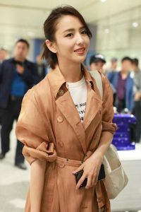 佟丽娅清爽短发亮相_佟丽娅短发抢镜，俏皮干练显新魅力