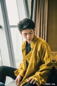 丁真发型_纯真少年变身又纯又欲，领带混搭显魅力