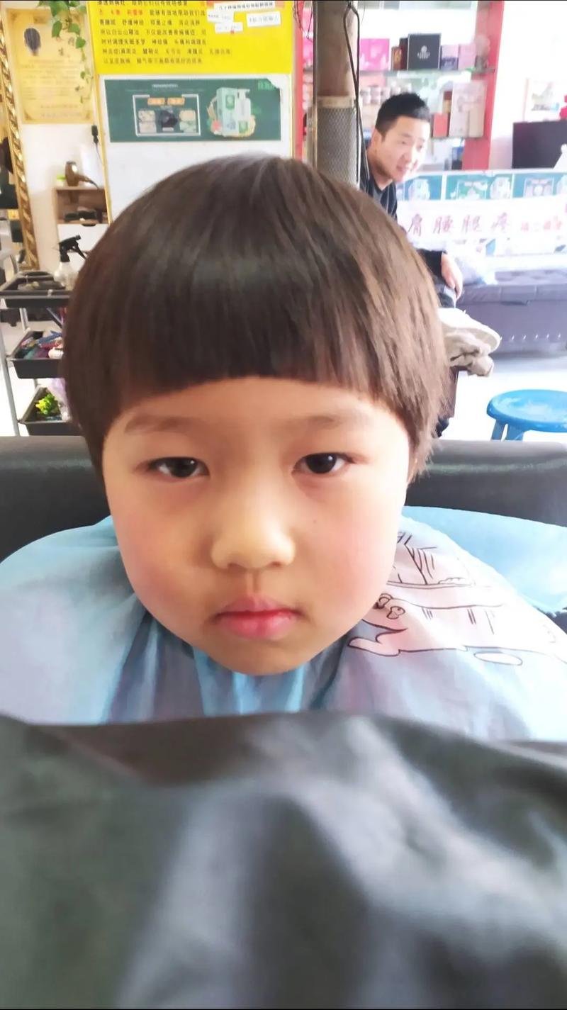 圆弧形齐刘海_圆弧刘海显可爱,脸型不同选不同 圆弧形齐刘海_圆弧刘海显可爱,脸型不同选不同