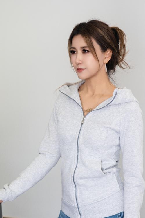 鞍山师范丽莎同款发型_Lisa同款高马尾，简单防塌，一整天都利落！