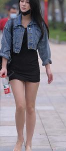 长牛仔包臀裙上衣配什么好看_包臀裙搭衬衫T恤卫衣毛衣，时尚显瘦！