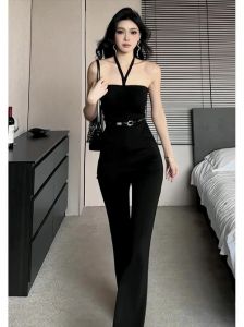 露肩连体裤配蕾丝choker，性感优雅又个性