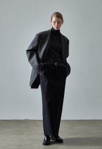 深灰色包臀裙怎么搭配_深灰包臀裙怎么搭？显气质百搭秘籍