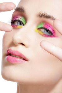 眼部化妆_眼线放大双眼，晕染立体感，新手眼妆教程