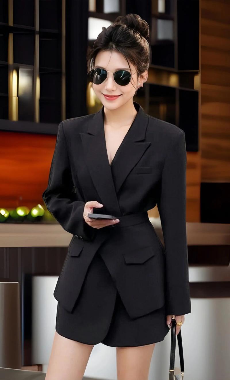 女士黑色西装搭配_百搭显气场，多种风格任你搭！