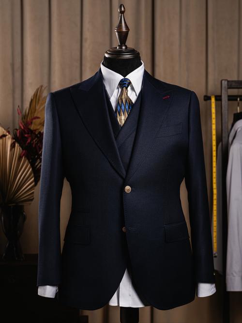 藏青色西服配什么颜色领带_大红墨绿显个性，湖蓝翠绿添时尚，白色经典，红色复古，蓝色专业