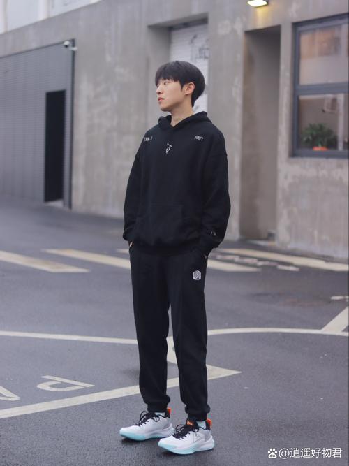 黑运动裤配什么鞋子好看_黑运动裤配白鞋显清爽，棕鞋秋冬休闲，粉白上衣搭出个性！