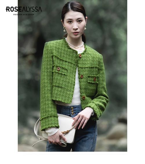 女士短款墨绿色皮夹克搭配_百搭时尚，秋冬必备！