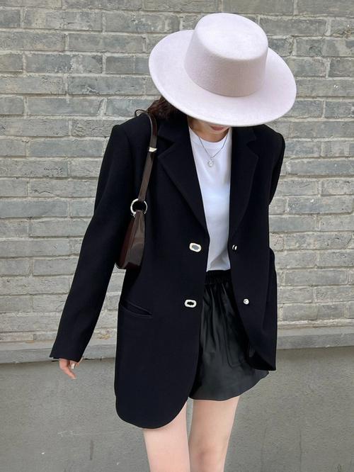 女黑色西装内搭配什么好看_黑色西装搭百褶碎花裙，休闲又时尚！