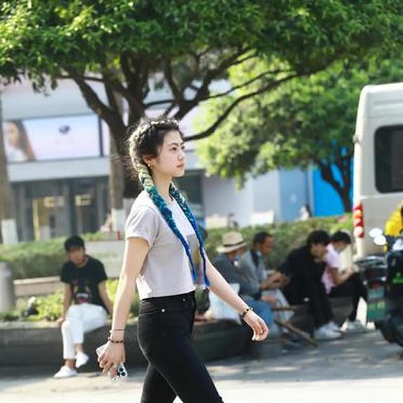 淡紫色t恤配黑色裤子配吗_紫色T恤配黑裤经典，配白裤显清爽，吸睛可选对比色