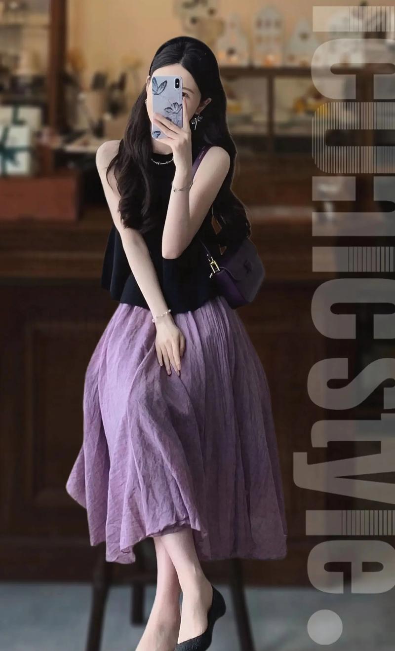 紫色t恤配黑色裙子好看吗_紫黑显瘦，气质高级，多种搭法
