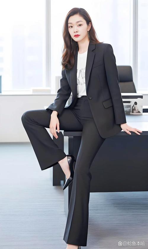 50多岁女穿黑西装配什么裤子_职场休闲约会皆百搭