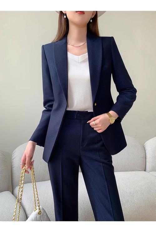 女款藏青色西装搭配_色彩材质场合配饰全解析