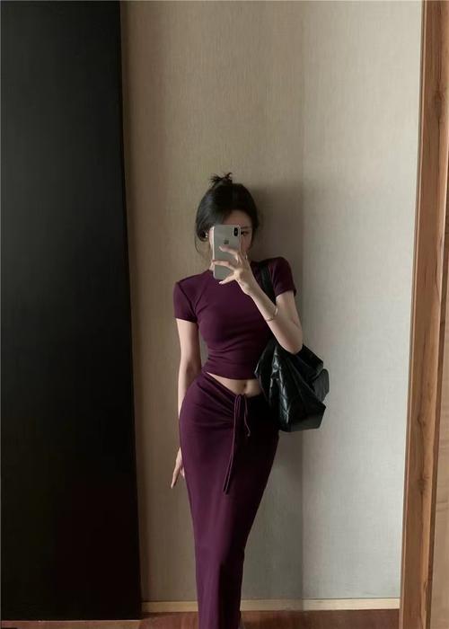 紫色t恤配黑色包臀裙_紫色T恤配黑裙裤，时尚又显气质