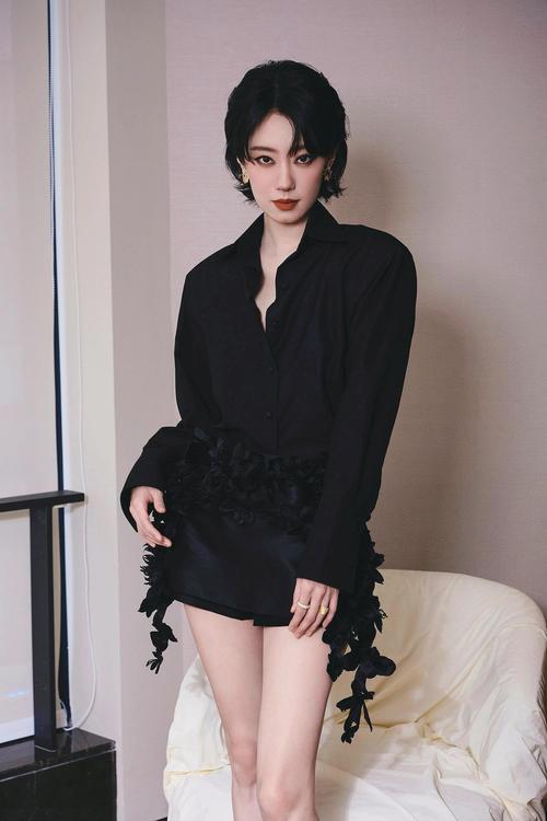 一身黑色衣服配什么鞋_经典百搭，选对鞋型显气质