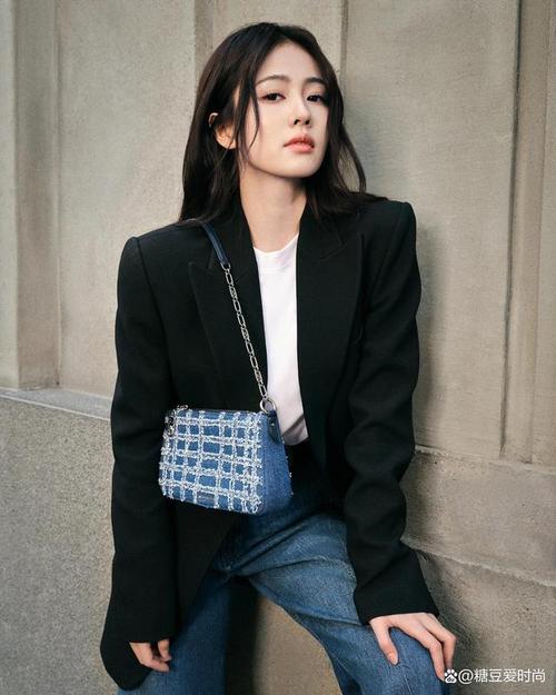 白西装外套搭配黑色裤子_白西装配黑裤子，职场通勤气质搭