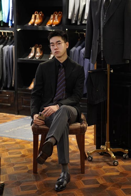 休闲黑西装配什么样衣服和裤子_休闲黑西装 百搭时尚，打造个性街头风