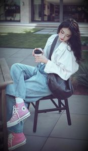 韩国女性私下穿衣搭配_牛仔裤穆勒鞋运动鞋怎么搭？