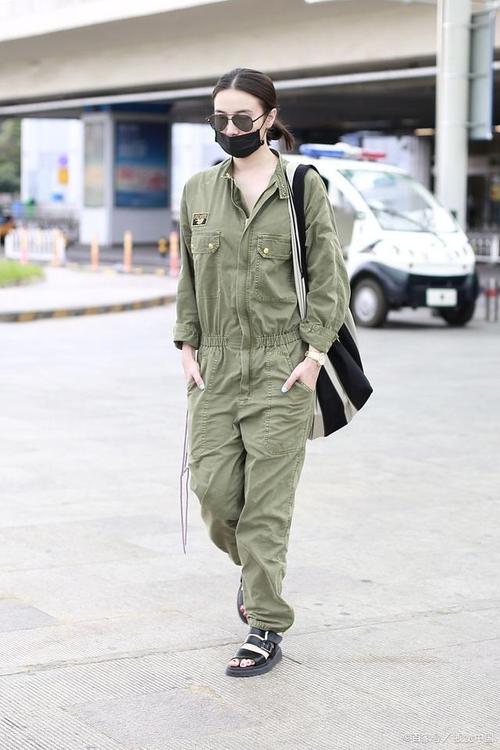 40岁女人穿工装裤怎么搭配_显高显瘦时尚选款