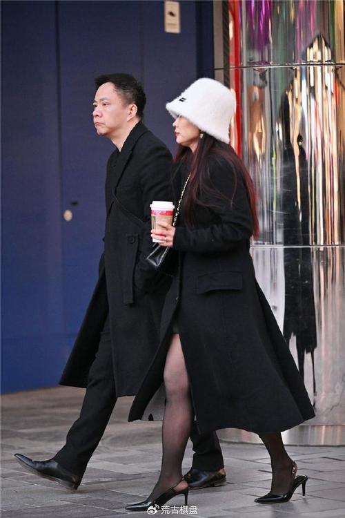 女穿黑色丝裤袜的搭配_黑丝显腿长，这样搭更显瘦显高