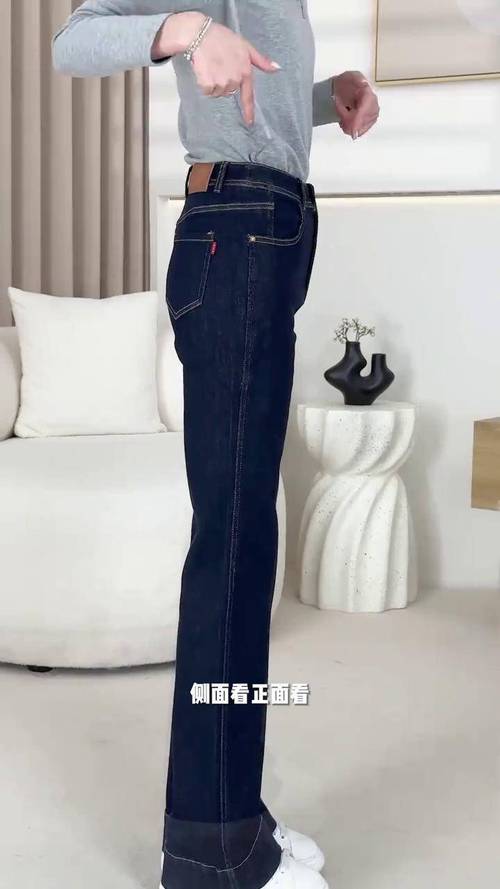 梨形下身微喇裤上身配什么衣服_梨形身材穿高腰微喇裤，显瘦显高还百搭！