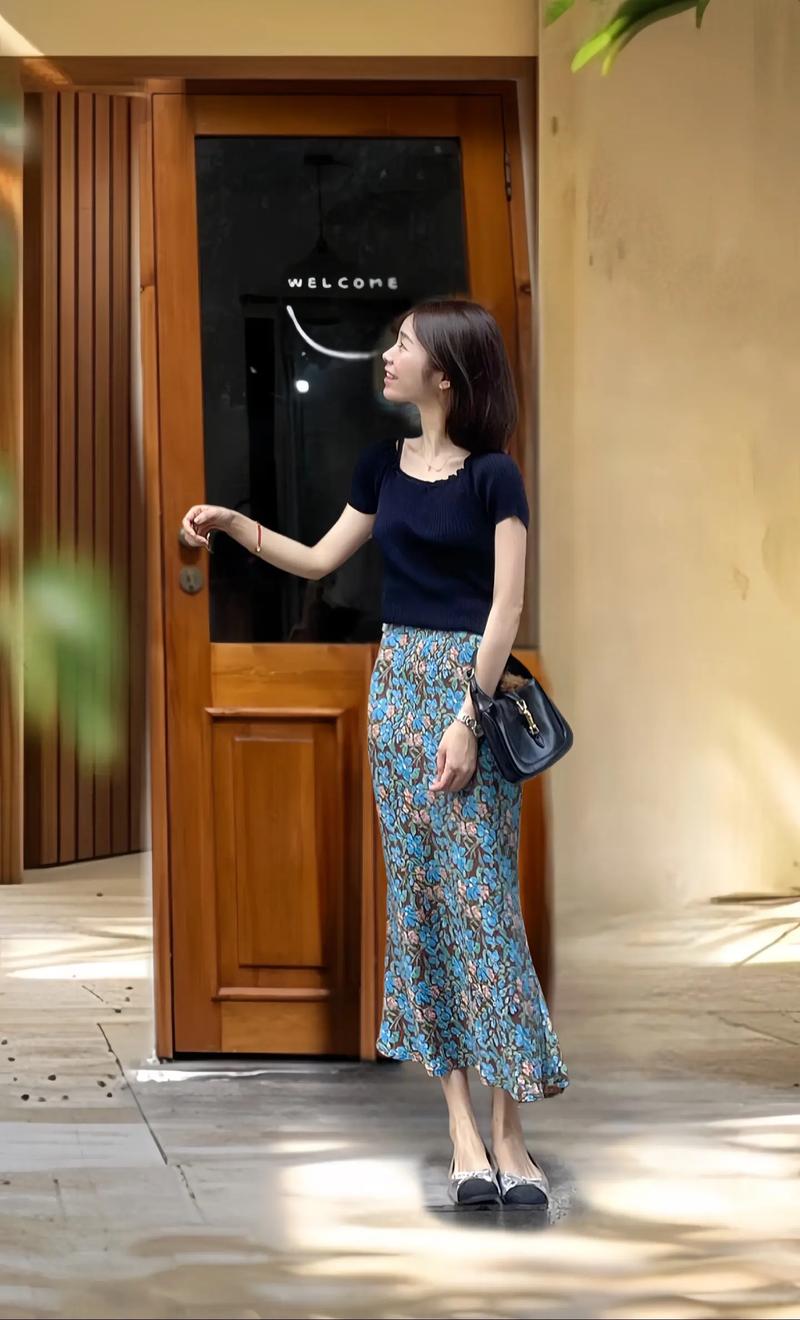 半裙搭配什么上衣_百搭米色半裙，百变穿搭技巧