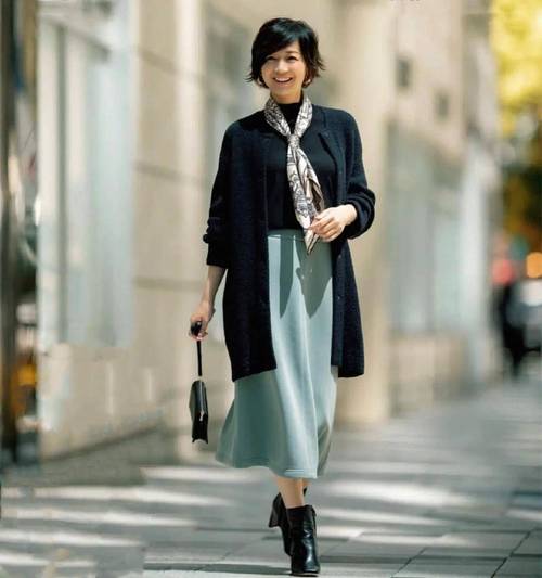 日本中年妇女衣服搭配_简约舒适显优雅，质感细节见品味