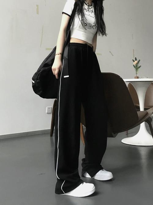 女士黑色运动裤穿搭_小黑裤百搭显瘦，穿出时尚高级感！