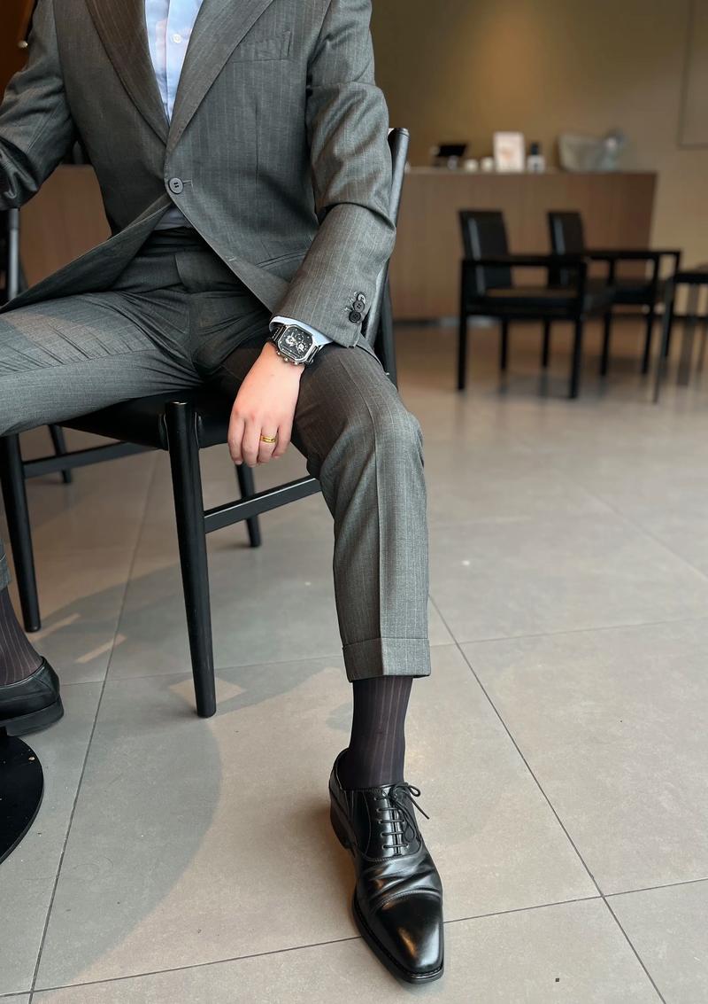 黑西服配什么黑袜子还是白袜子_正式选黑蓝，休闲白灰彩