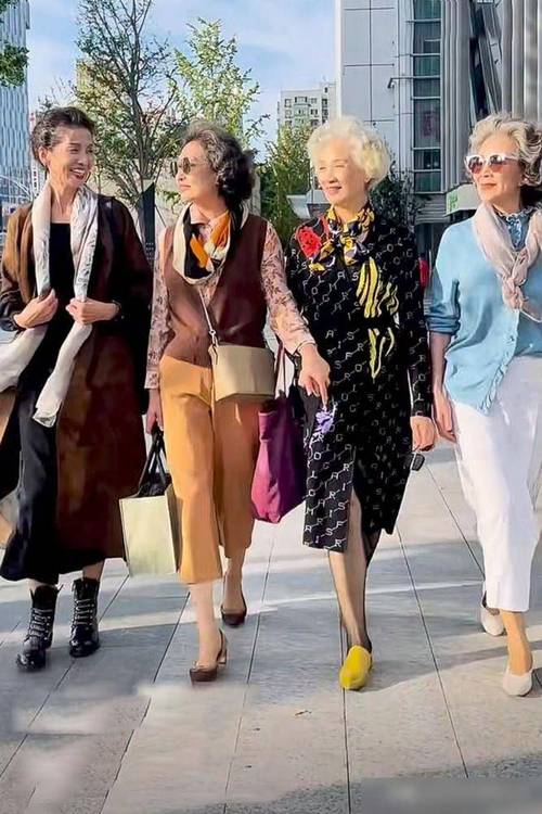 老年女性最优雅的穿衣搭配_中老年冬季保暖又优雅穿搭法