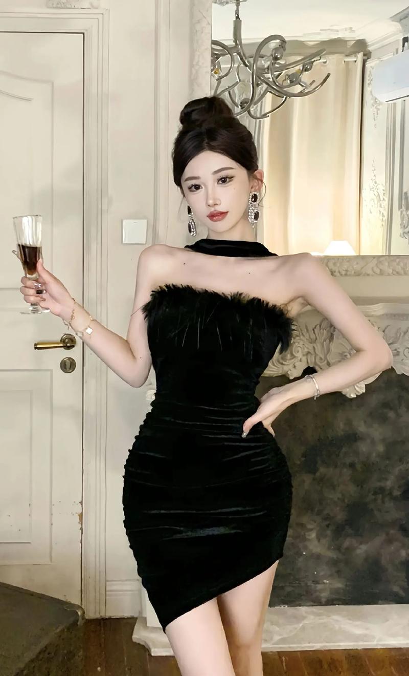 女性黑色蕾丝抹胸开叉短裙穿搭_黑色蕾丝开叉短裙，性感迷人显气质