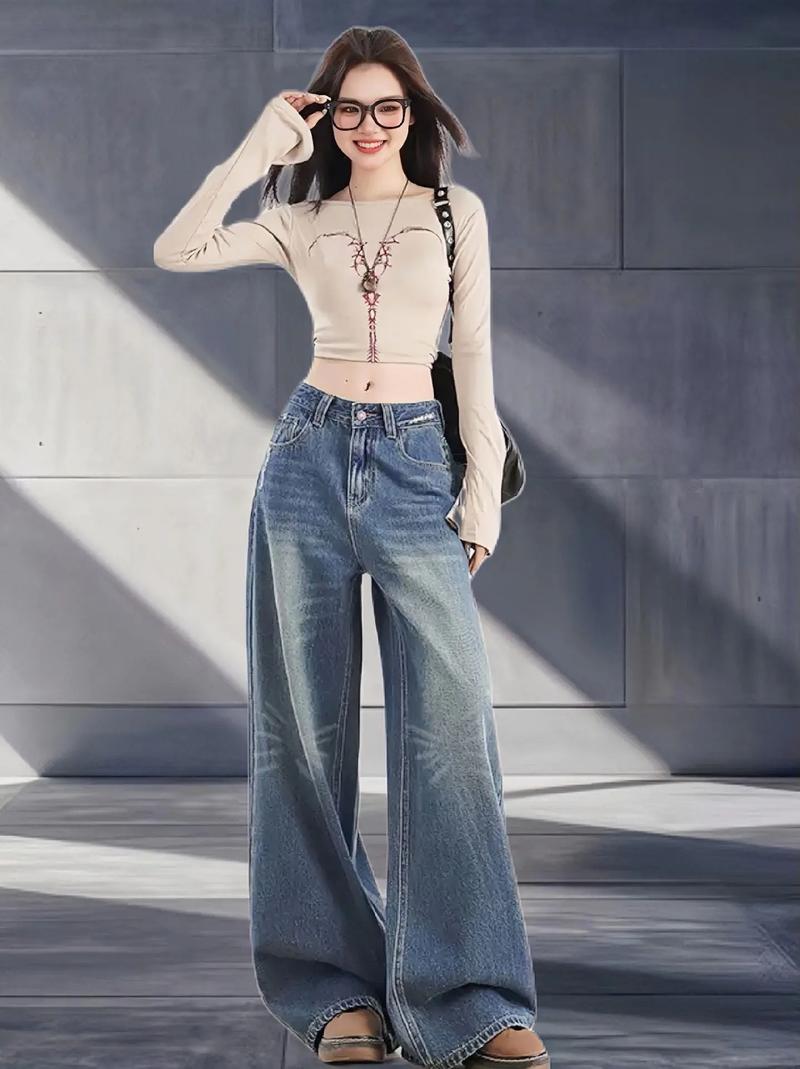 阔腿牛仔裤的搭配方法_阔腿裤秋季穿搭指南，时尚又显瘦！