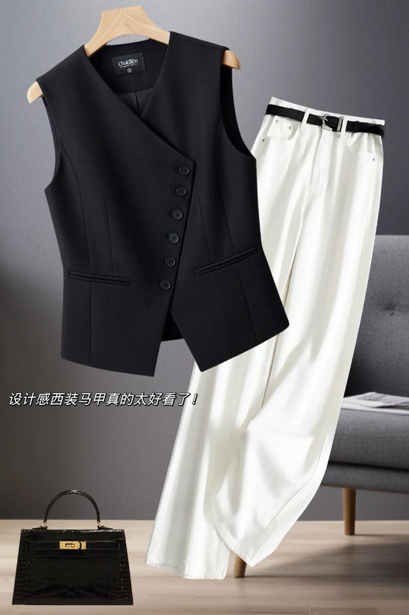运动背心搭配黑色西装_运动背心搭黑西装，时尚又自信