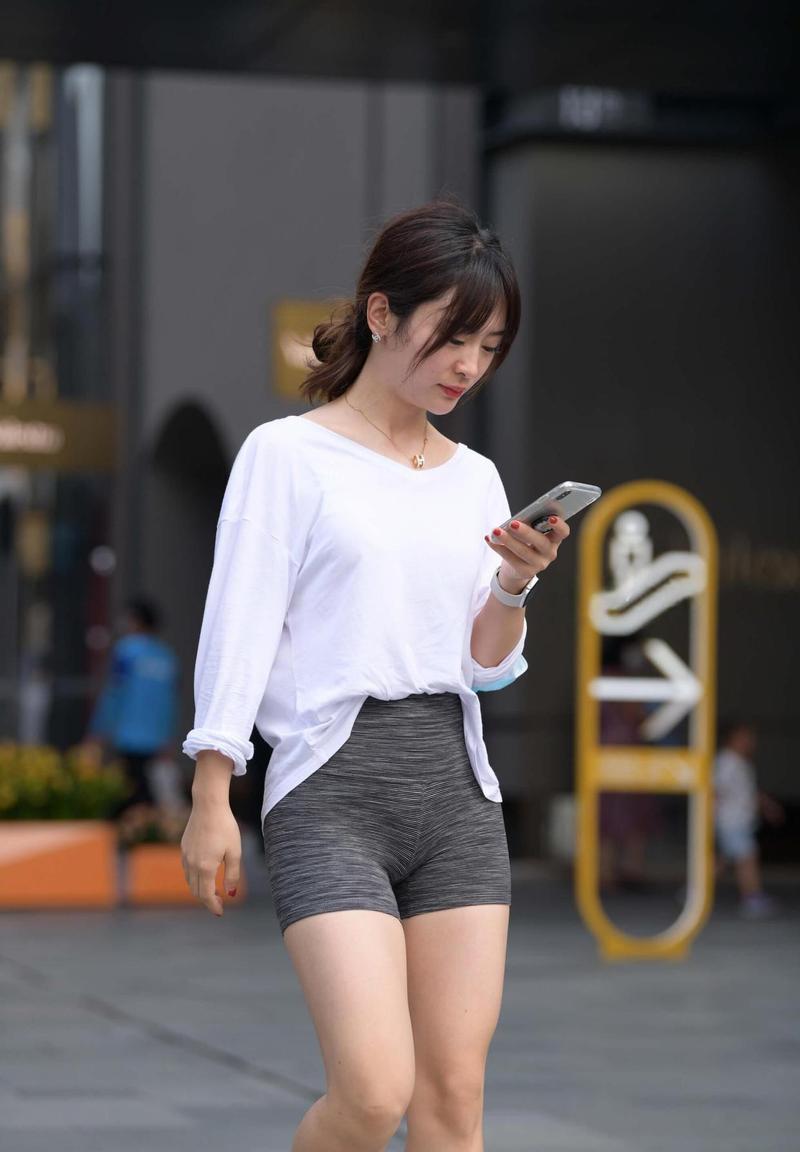 女生穿紧身裤的穿衣搭配_高腰紧身裤穿搭技巧，穿出自信与时尚感