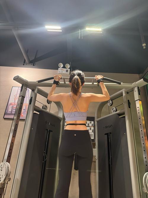 女引体向上练一年效果_引体向上，练背燃脂强身健体