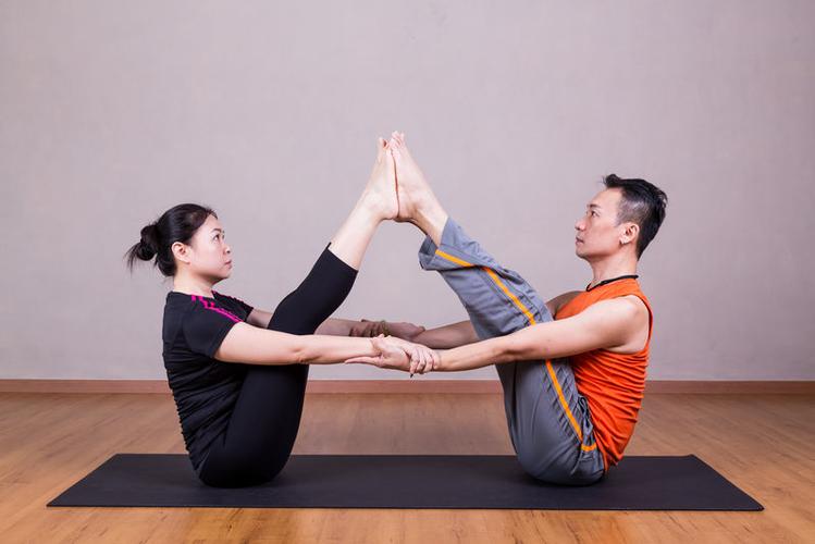夫妻瑜伽100个经典动作_双人瑜伽，增进亲密与默契