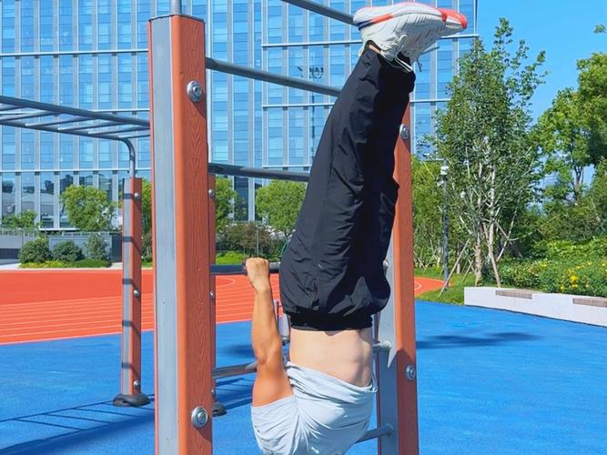 卷腹练核心力量吗_卷腹练腹肌，注意别伤腰