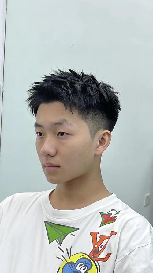 做一个适合的帅气发型_男生剪发新造型，帅气加分！