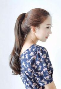 上面扎马尾下面披发是什么发型_男女皆宜的流行发型，显轻盈减龄，春夏换新必备！