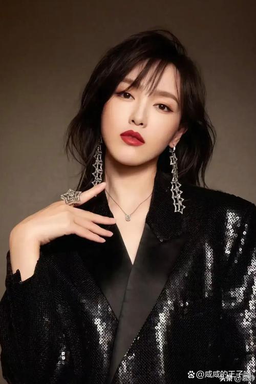 嘴和鼻子比较大适合什么发型_发型修饰蒜头鼻，长发刘海显气质