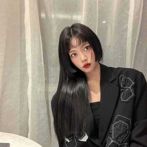 前面一半短发后面长发_流行前短后长发型，公主切是经典，助你修饰脸型