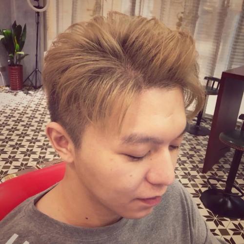 混子头发斜刘海男_流行斜刘海短发，修饰脸型显个性