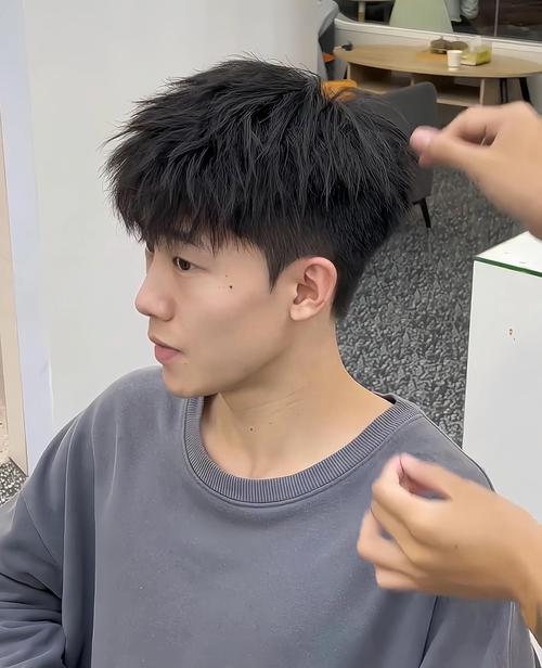 钢夹烫想剪成短发剪什么发型_男士夏季钢夹烫，短发蓬松有型