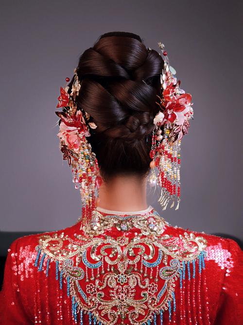 秀禾服新娘头发造型_秀禾服发型搭配，优雅气质立现