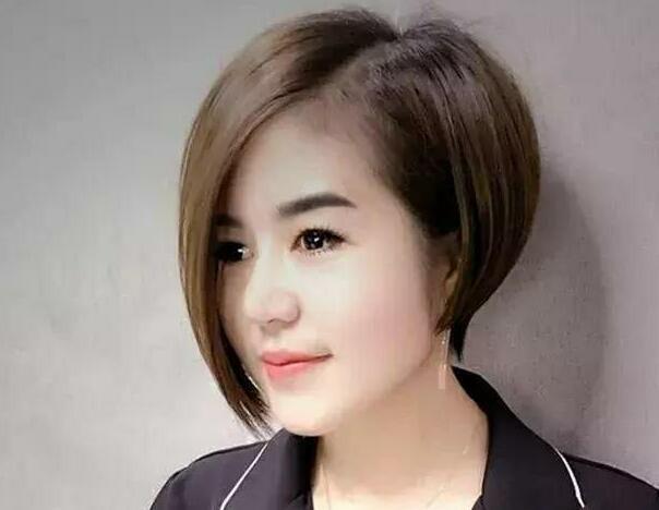 左右不对称短发女_不对称短发，个性焦点，时尚利器！